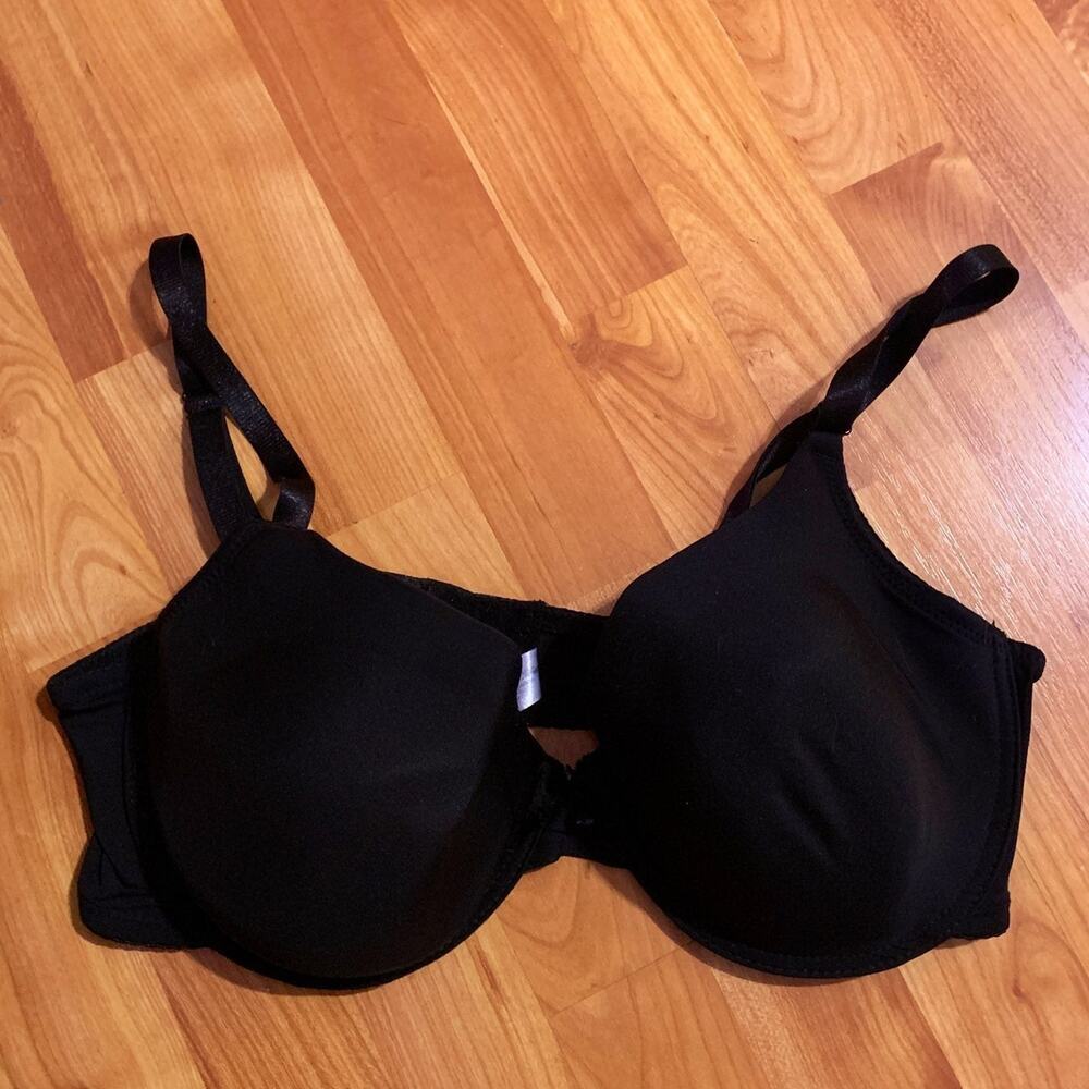 Delta Burke black bra‎